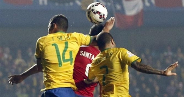 VIDEO: Hai lần dùng tay chơi bóng đáng quên trong sự nghiệp của Thiago Silva